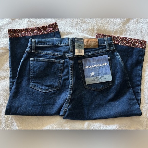 Women's Wrangler Capri with Floral Trim - Picture 5 of 6